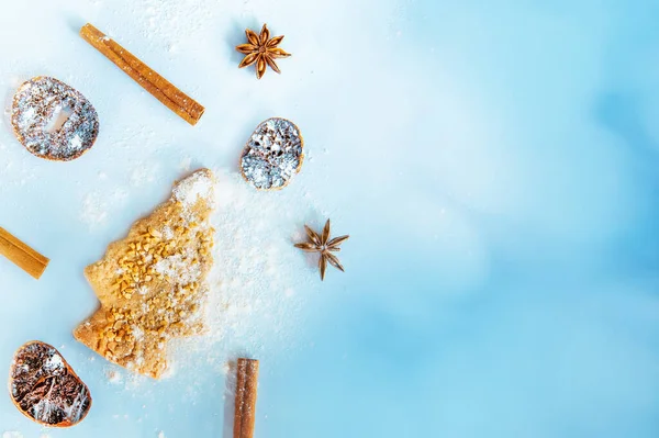 Noel ağacı kurabiyeleri ve baharatlar, xmas şenlikli arka plan, çocuklarla yemek pişirme, tatlı kış tatili tatlısı — Stok fotoğraf