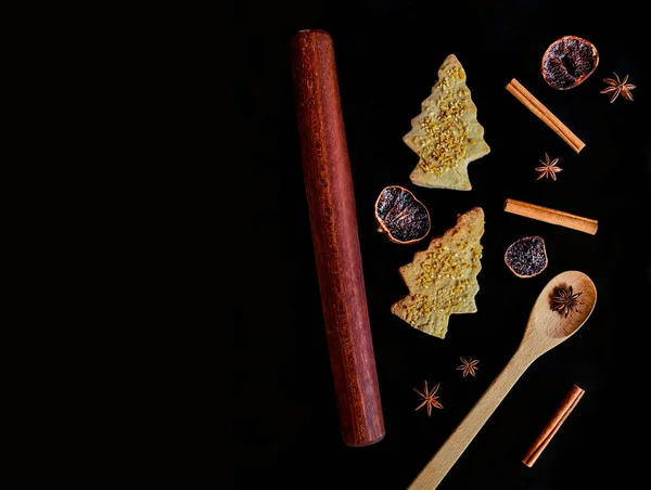 Biscoitos de árvore de natal e especiarias, fundo festivo xmas, assar com crianças, doce sobremesa de férias de inverno — Fotografia de Stock