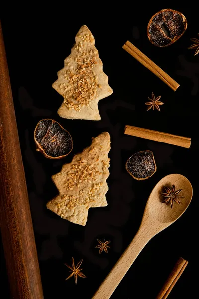 Karácsonyfa cookie-k és fűszerek, karácsonyi ünnepi háttér, sütés gyerekekkel, édes téli ünnepi desszert — Stock Fotó