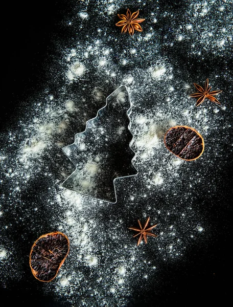 Biscoitos de árvore de natal e especiarias, fundo festivo xmas, assar com crianças, doce sobremesa de férias de inverno — Fotografia de Stock