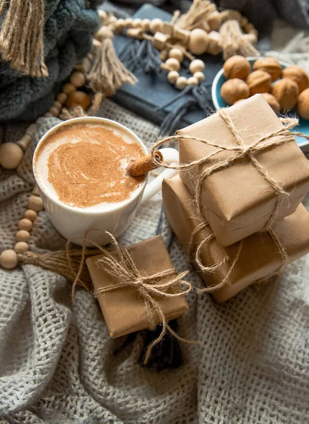 Stile scandinavo mattina accogliente con alcune coperte a maglia, tazza di cacao, confezione regalo, umore invernale e festivo, atmosfera cristmas — Foto Stock