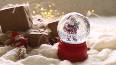 Noel ve Yeni Yıl Oyuncak Kartopu Noel Baba, hediye kutusu, kış ve şenlik havası, Noel havası