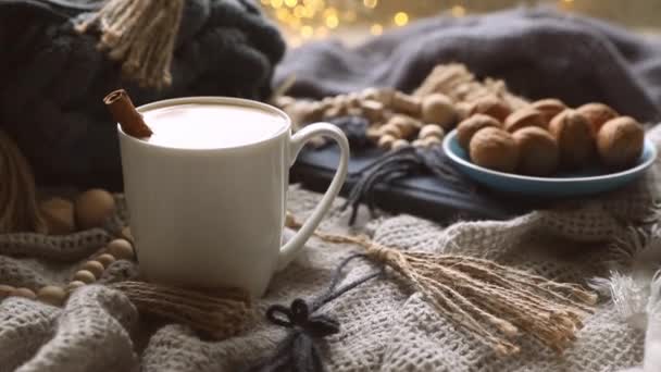 Skandinávský styl útulné ráno s pletenými přikrývkami, hrnečkem na kakao, dárkovou krabicí, zimní a sváteční náladou, křišťálové vibrace — Stock video