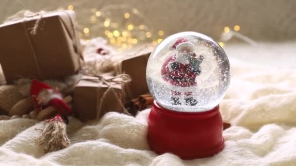 Christmas and new year toy snow ball with santa, gift box, winter and festive mood, cristmas vibe — Stock Video
