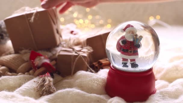 Noël et Nouvel An boule de neige jouet avec Père Noël, boîte cadeau, humeur d'hiver et de fête, ambiance de cristaux — Video