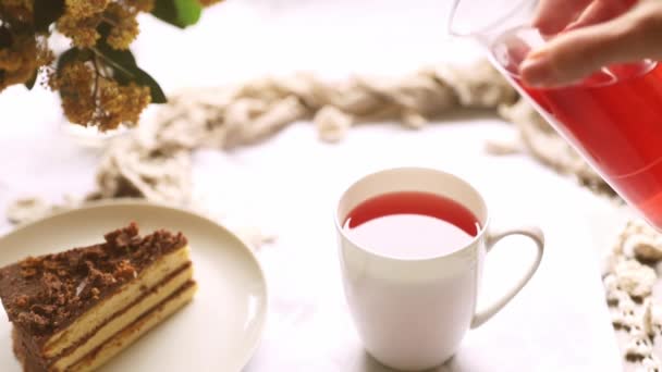 Te med bit av svamp kaka dekorerad med choklad serveras till frukost på morgonen hemma eller på ett hotell, njuta av livet och smaskig mat koncept — Stockvideo