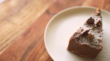 Sabah kahvaltıda ya da otelde servis edilen çikolatayla süslenmiş sünger kekli çay hayattan ve lezzetli yemek konseptinden keyif alıyor.