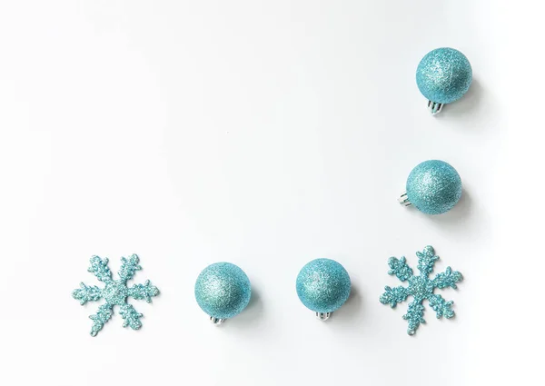 Marco de Navidad hecho de bolas azules sobre fondo gris claro, fondo de Navidad y año nuevo, espacio para copiar, tarjetas postales de felicitaciones de temporada — Foto de Stock