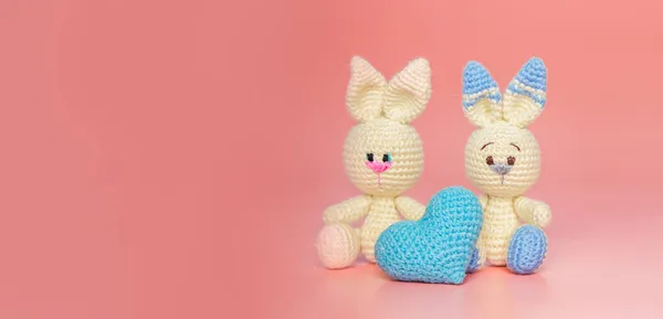 Милий іграшковий кролик з іграшками у формі серця на рожевому фоні, дружба, любов або догляд концепція, шаблон денної листівки — стокове фото