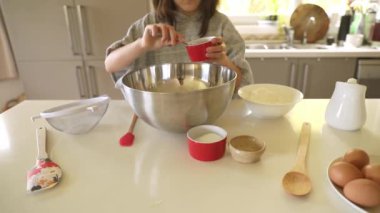 Çocuk kız kek hazırlıyor, tatlı pişiriyor, çocuklarla yemek pişiriyor.