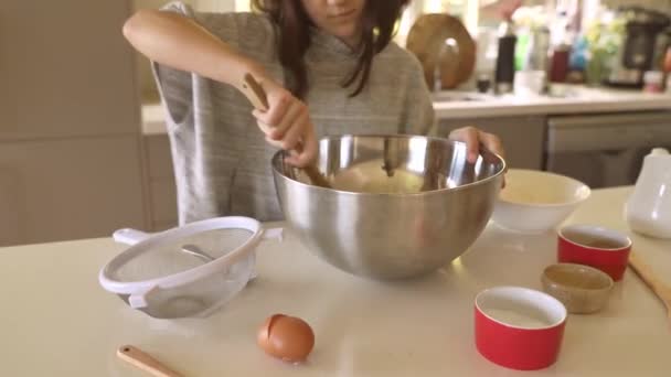 Девочка готовит смесь для торта в кружке, десерт выпечки, приготовление пищи с детьми на дому — стоковое видео