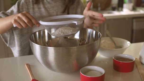 Menina preparando uma mistura para o bolo em uma caneca, assar sobremesa, cozinhar com as crianças em casa — Vídeo de Stock