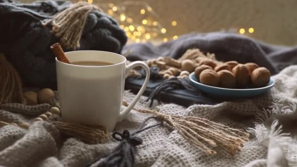 Mañana acogedora estilo escandinavo con algunas mantas de punto, taza de cacao, caja de regalo, invierno y ambiente festivo, ambiente cristmas — Vídeo de stock