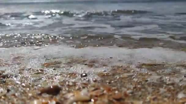 Ondas de água na praia de areia, destino turístico, conceito de cuidado de água — Vídeo de Stock