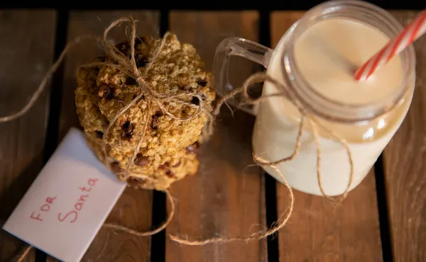 Galletas y leche para santa claus, concepto de Navidad, celebración estacional, víspera de año nuevo, noche de Navidad, tradición familiar festiva —  Fotos de Stock