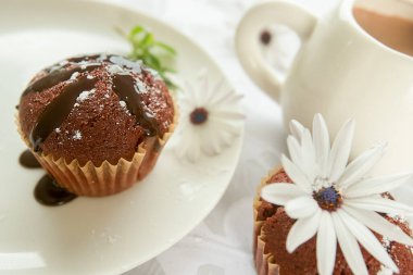 Kahvaltıda ya da tatlıda ev yapımı kekler, açık beyaz-gri arka planda kekler.