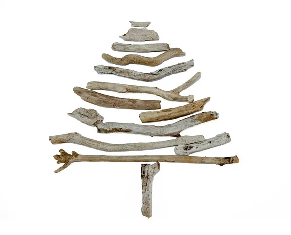 Árbol de Navidad hecho de madera seca aislada sobre fondo wihite, espacio de copia, Navidad y símbolo de año nuevo, decoración — Foto de Stock