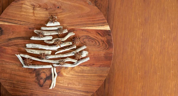 Albero di Natale in legno secco su sfondo di legno, spazio copia, natale e simbolo di Capodanno, decorazione — Foto Stock