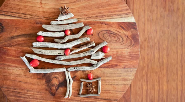Árbol de Navidad de madera seca sobre fondo de madera, espacio para copiar, Navidad y año nuevo símbolo, decoración —  Fotos de Stock