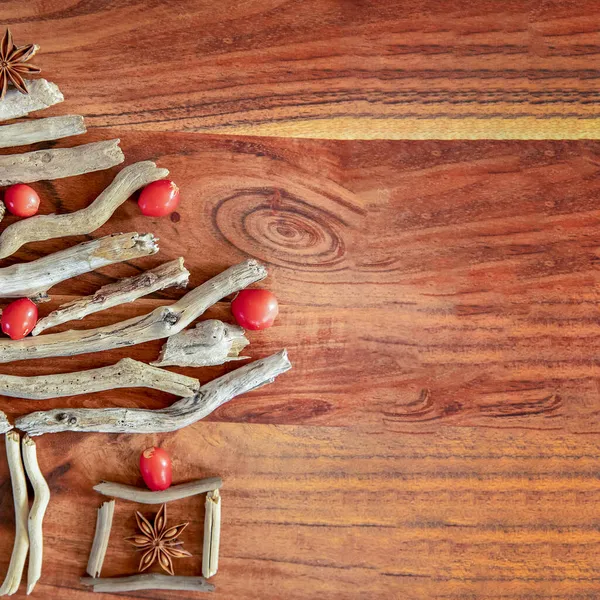 Árbol de Navidad de madera seca sobre fondo de madera, espacio para copiar, Navidad y año nuevo símbolo, decoración —  Fotos de Stock