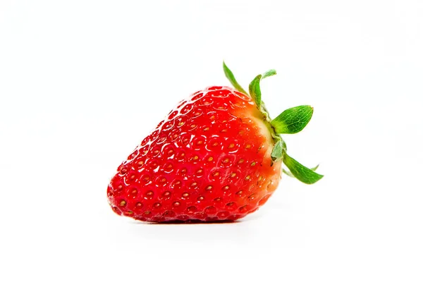 Świeżo zebrane truskawki organiczne izolowane na białym tle, zdrowe odżywianie — Zdjęcie stockowe