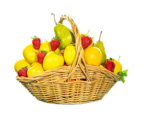 Świeżo zebrane truskawki organiczne i jabłka w koszyku odizolowanym na białym tle, zdrowe odżywianie — Zdjęcie stockowe