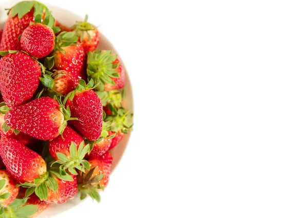 Świeżo zebrane truskawki organiczne izolowane na białym tle, zdrowe odżywianie — Zdjęcie stockowe