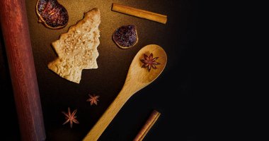 Noel ağacı kurabiyeleri ve baharatlar, xmas şenlikli arka plan, çocuklarla yemek pişirme, tatlı kış tatili tatlısı