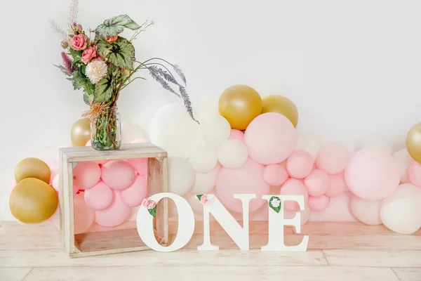 1st birthday studio setups, decorations with balloons and flowers, one year party, copy space — Stock Photo, Image