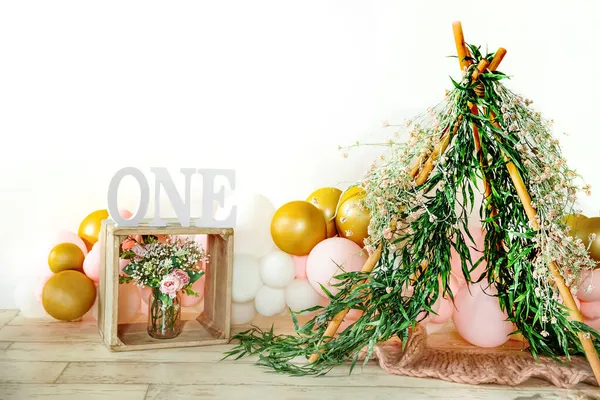 1st birthday studio setups, decorations with balloons and flowers, one year party, copy space — Stock Photo, Image