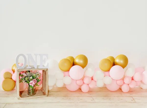 1. urodziny studio ustawień, dekoracje z balonami i kwiatami, jeden rok party, przestrzeń do kopiowania — Zdjęcie stockowe