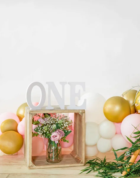 1st birthday studio setups, decorations with balloons and flowers, one year party, copy space — Stock Photo, Image