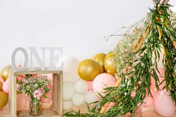 Primo compleanno set up studio, decorazioni con palloncini e fiori, una festa di un anno, spazio copia — Foto Stock
