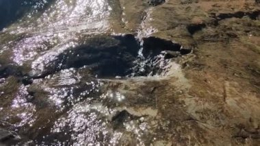 Küçük şelale, su küçük bir kaya havuzunda akıyor, temiz su, ekosistem, video klip yatay yönelim