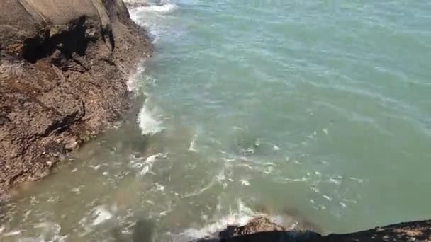 Praia de areia vazia vista com rochas e água, litoral, destino turístico, litoral remoto, Nova Zelândia, praia de Auckland, orientação horizontal — Vídeo de Stock