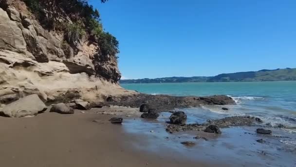 Άδεια αμμώδης παραλία με βράχια και νερά, παραλία, τουριστικός προορισμός, απόμακρη ακτογραμμή, Νέα Ζηλανδία, Auckland beach, οριζόντιος προσανατολισμός — Αρχείο Βίντεο