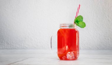 Tahta arka planda meyve limonlu portakal çayı, ferahlatıcı içecek, yaz havası.