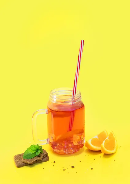 Frutta limone arancia tè con biscotti e arance su sfondo giallo brillante, bevanda rinfrescante, umore estivo — Foto Stock