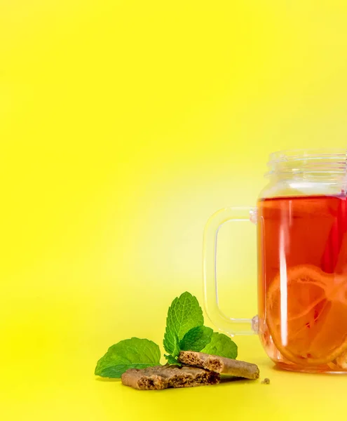 Fruit citroen sinaasappel thee op heldere gele achtergrond, verfrissend drankje, zomer stemming — Stockfoto