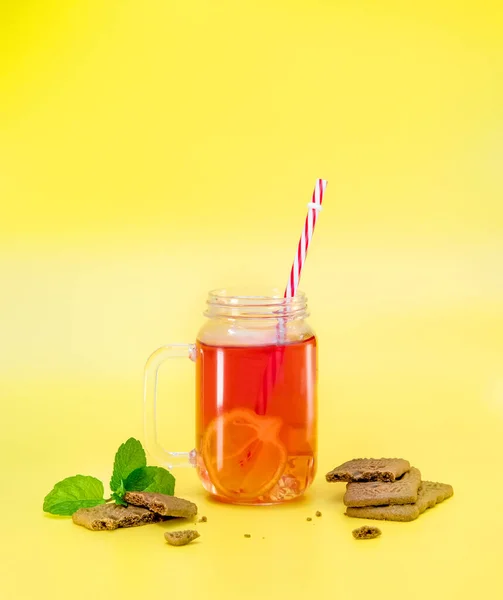 Fruit citroen sinaasappel thee op heldere gele achtergrond, verfrissend drankje, zomer stemming — Stockfoto