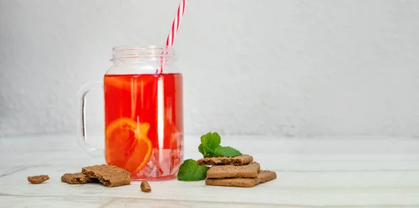 Frutta limone arancia tè con biscotti su sfondo di legno, bevanda rinfrescante, umore estivo — Foto Stock