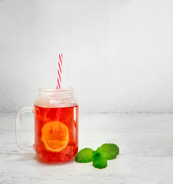 Fruta limão chá de laranja no fundo de madeira, bebida refrescante, humor de verão — Fotografia de Stock