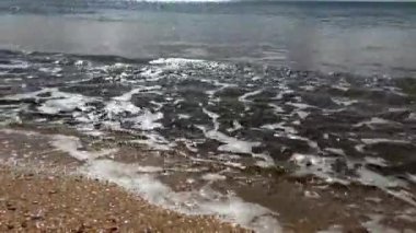 Kumsaldaki su dalgaları, turistik yerler, su bakımı konsepti.