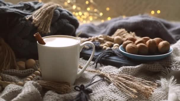 Skandinavisk mysig morgon med stickade filtar, kakaomugg, presentask, vinter och festligt humör, julstämning — Stockvideo