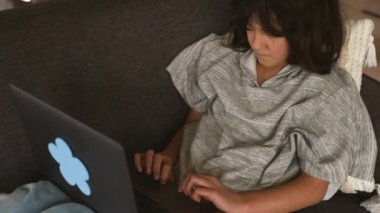 İnternet 'te ev ödevi yapan ya da internette gezinen genç kız portresi, mdeia teknolojileri, dijital iletişim ya da alışveriş, gençlik yaşam tarzı