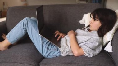 İnternet 'te ev ödevi yapan ya da internette gezinen genç kız portresi, mdeia teknolojileri, dijital iletişim ya da alışveriş, gençlik yaşam tarzı