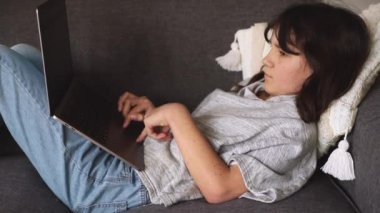 İnternet 'te ev ödevi yapan ya da internette gezinen genç kız portresi, mdeia teknolojileri, dijital iletişim ya da alışveriş, gençlik yaşam tarzı