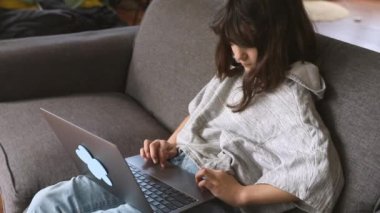 İnternet 'te ev ödevi yapan ya da internette gezinen genç kız portresi, mdeia teknolojileri, dijital iletişim ya da alışveriş, gençlik yaşam tarzı