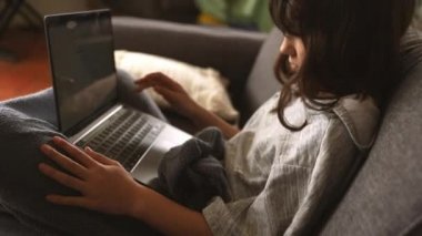 İnternet 'te ev ödevi yapan ya da internette gezinen genç kız portresi, mdeia teknolojileri, dijital iletişim ya da alışveriş, gençlik yaşam tarzı