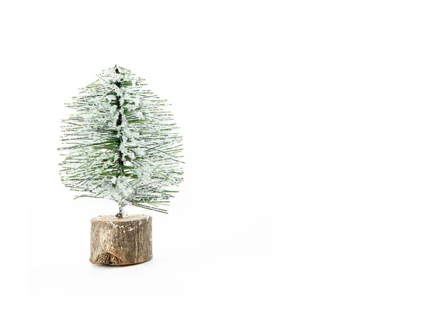 Cajas de regalo envueltas en papel reciclado, etiqueta de precio y árbol de Navidad aislado sobre fondo blanco, promoción, concepto de descuento, ventas de Navidad, espacio para copiar — Foto de Stock